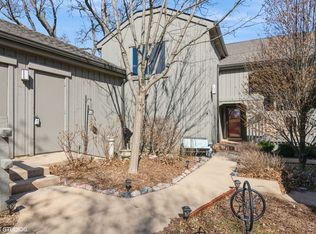 141 Shoreline Rd APT C, Lake Barrington, IL 60010