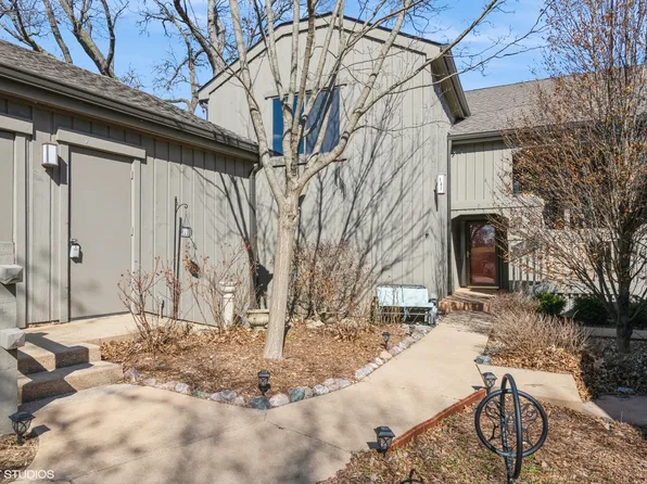 141 Shoreline Rd APT C, Lake Barrington, IL 60010