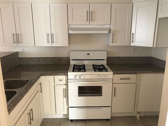 4th image of 1039 E Spazier Ave #D
