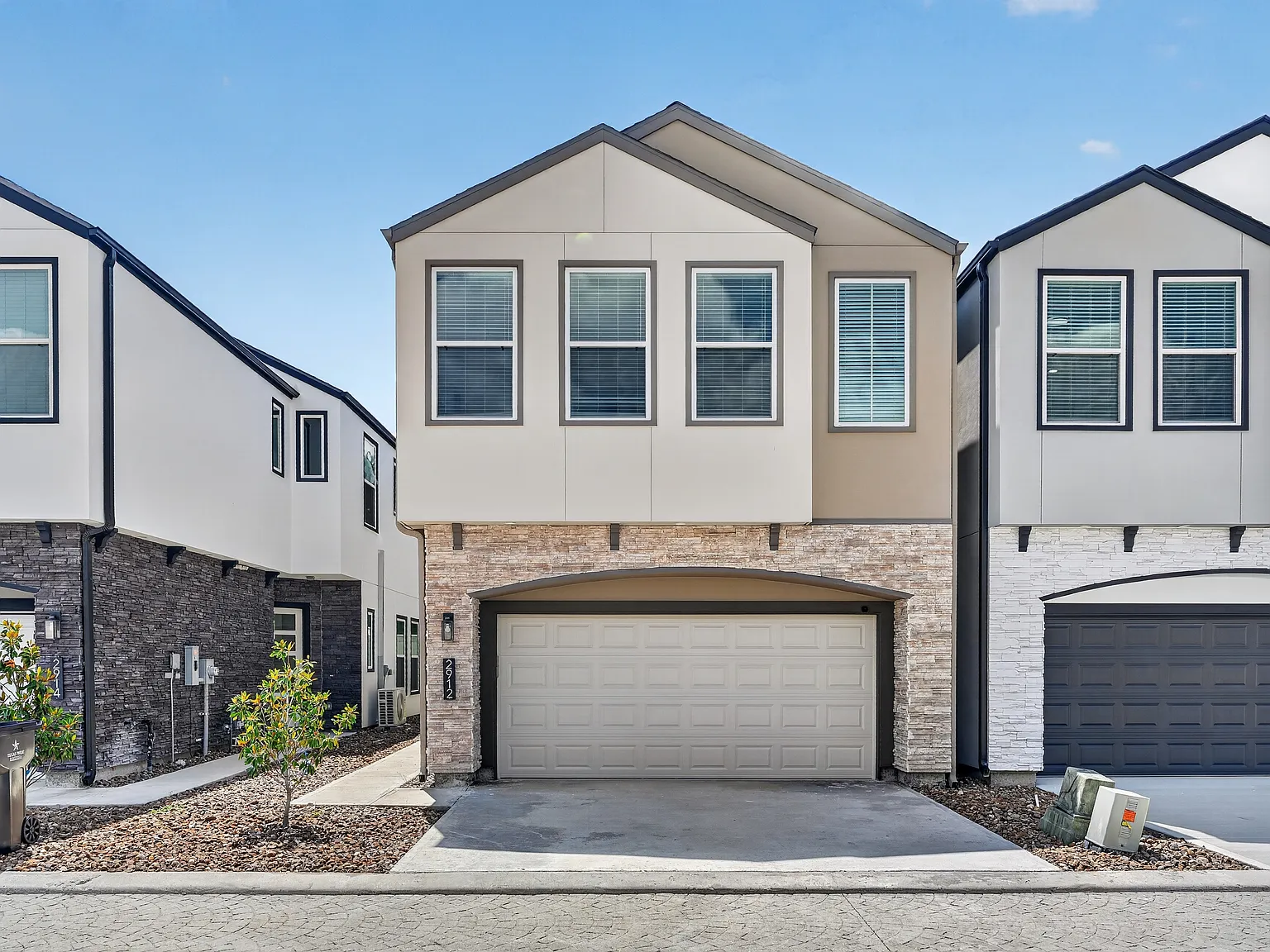 3 bed, 2.5 bath, 2101 sqft, $5,750 — Photo 1