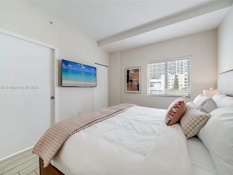 481 NE 29th St #601 — Photo 16