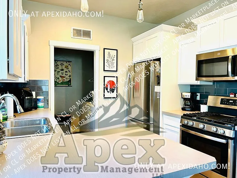 331 E 40th St — Photo 9