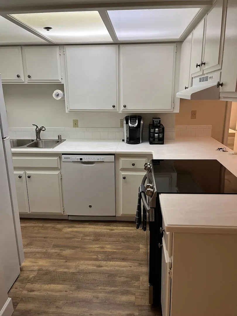 Spacious 1 bed, 2 bath condo - Available December 1st ($2500/month) — Photo 4