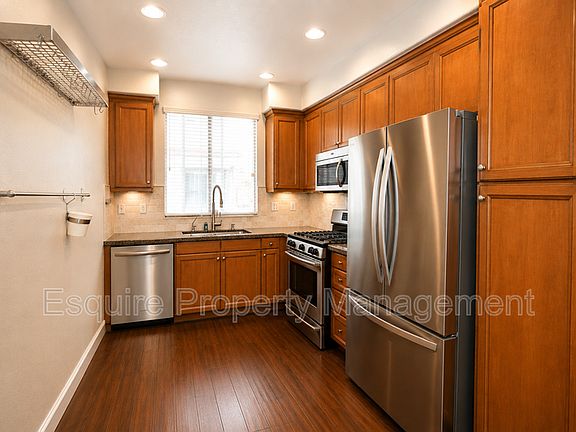 5th image of 2337 Chapel Dr #9
