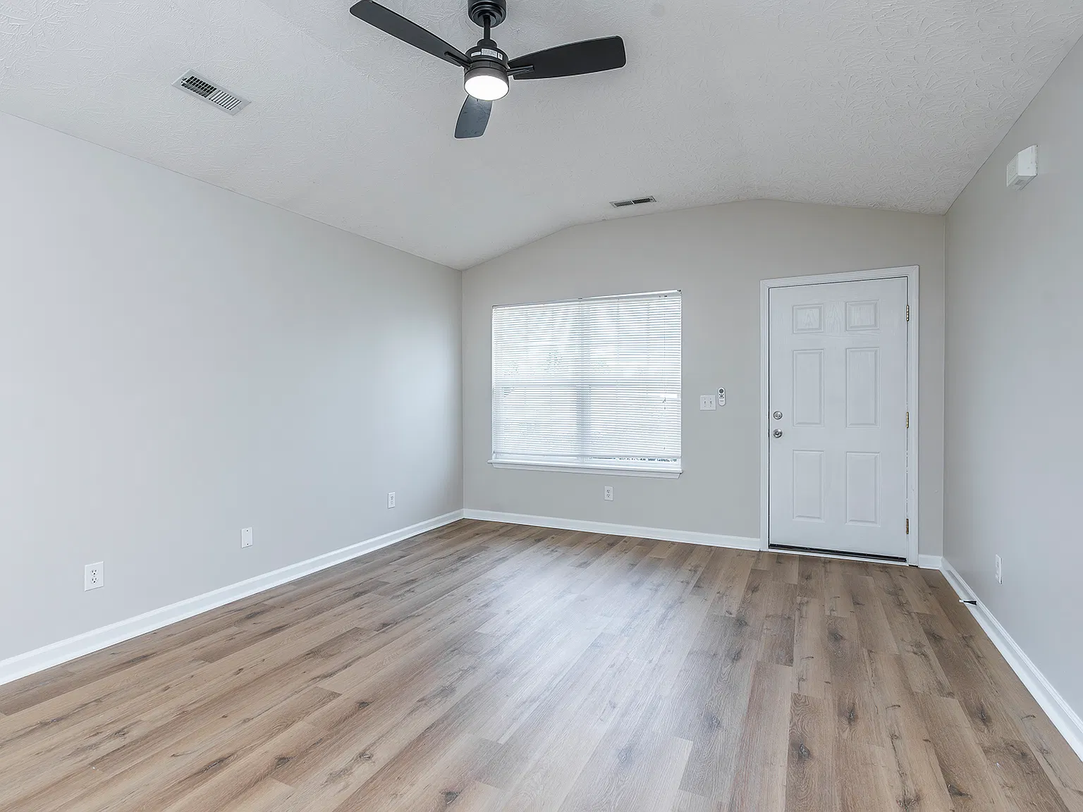3 bed, 1200 sqft, $1,500 — Photo 3