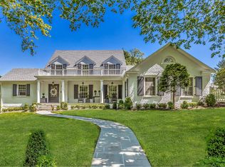 3 Central Dr, Manhasset, NY 11030