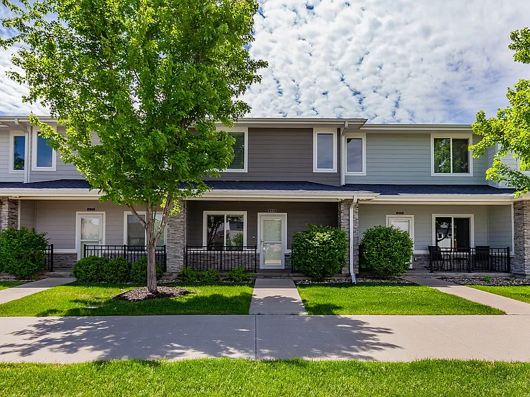 620 SE Westown Pkwy — Photo 1