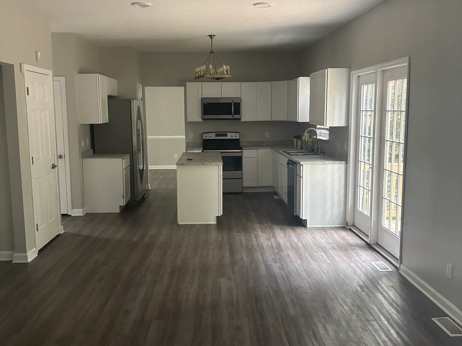 4 bed, 2.5 bath, 2150 sqft, $2,500 — Photo 3