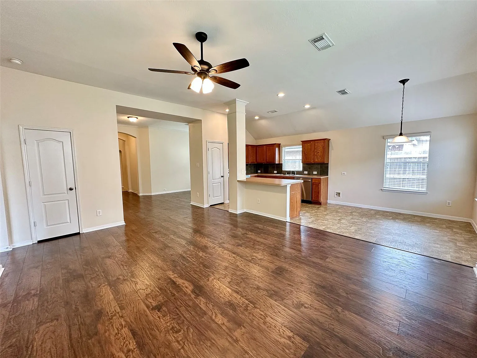 3 bed, 2.0 bath, 1700 sqft, $2,200 — Photo 4