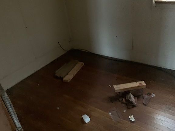 3rd image of 6811 Lawnview Ave