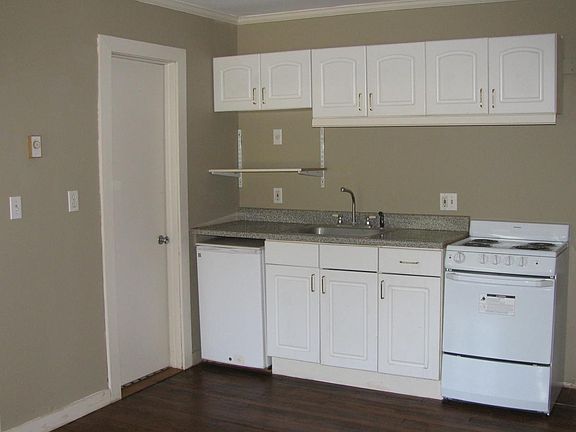 Full kitchen w/ undercounter fridge