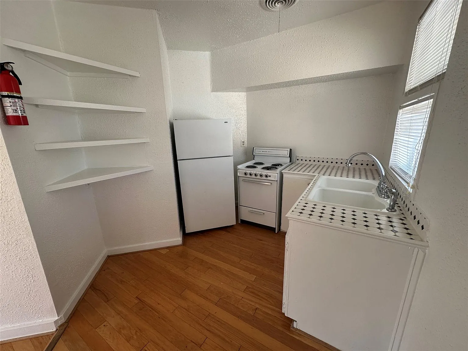 Studio, 1.0 bath, 350 sqft, $600 — Photo 3