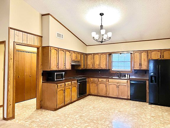 4th image of 762 Sheila St