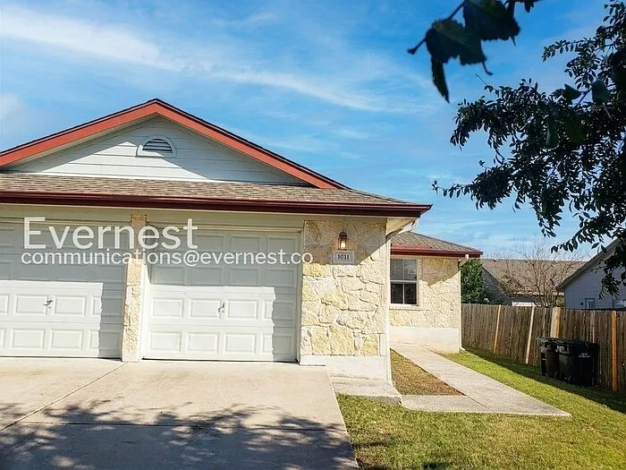 1011 Iola Dr