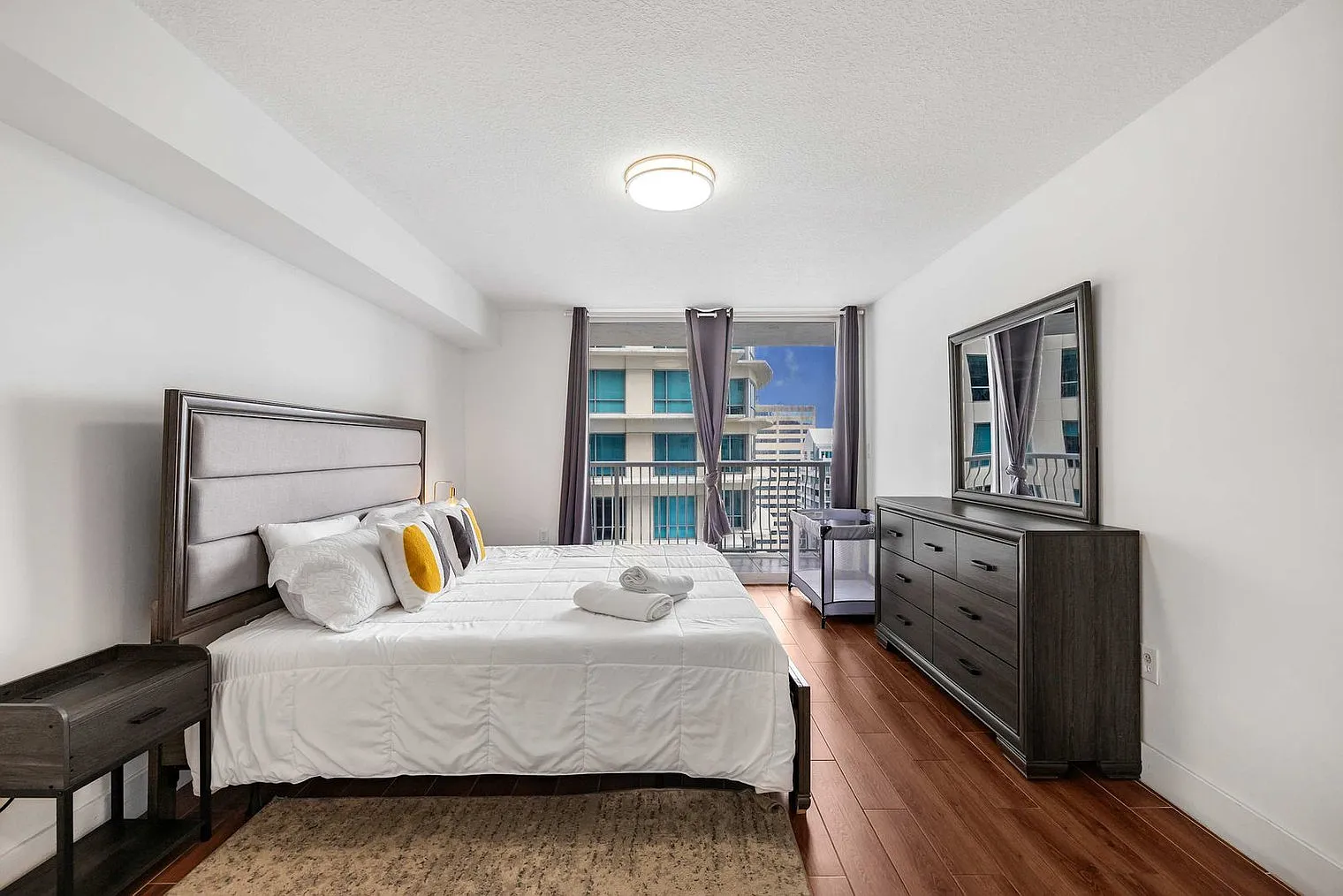 1 bed, 1.0 bath, 818 sqft, $2,986 — Photo 2