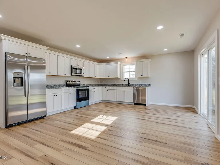 300 Robin Hood Ln — Photo 9