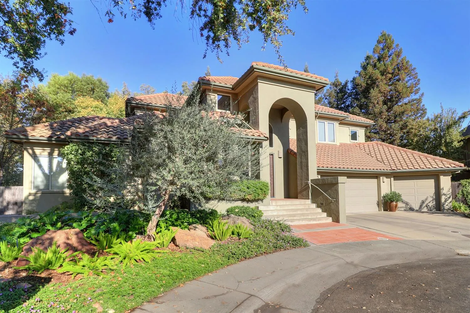 823 Peregrine Ave photo 1