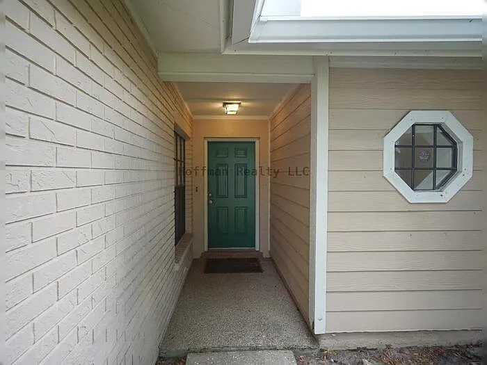 8755 Hampden Dr — Photo 2