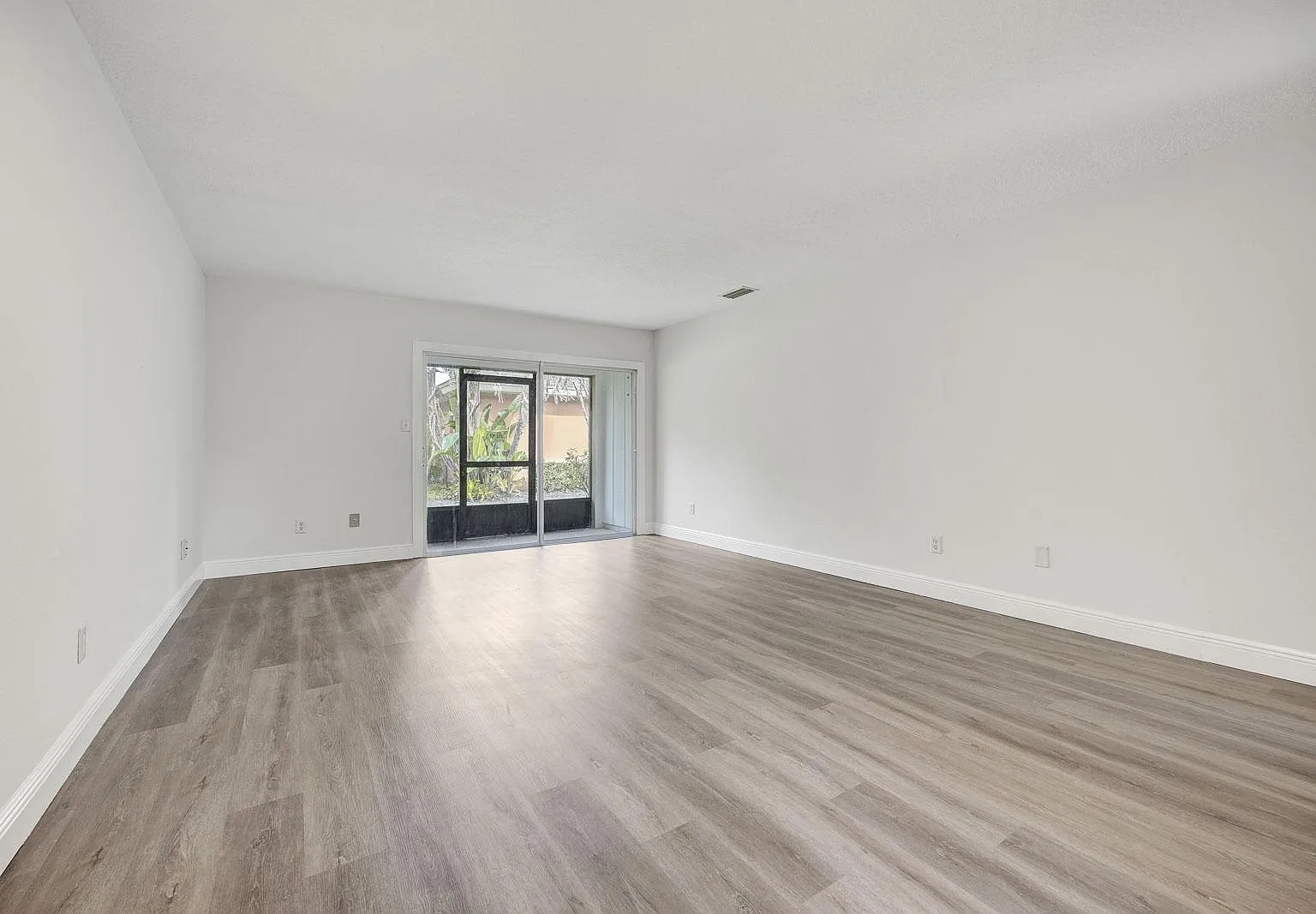 2 bed, 1058 sqft, $1,750 — Photo 2