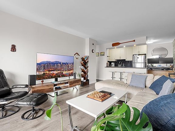 3rd image of 2016 Fullerton Ave #1808