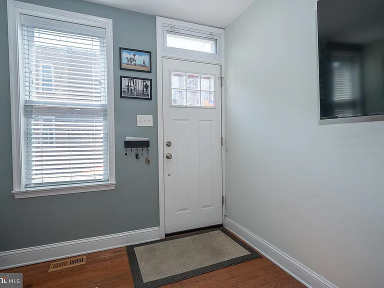 1916 S Alder St — Photo 4