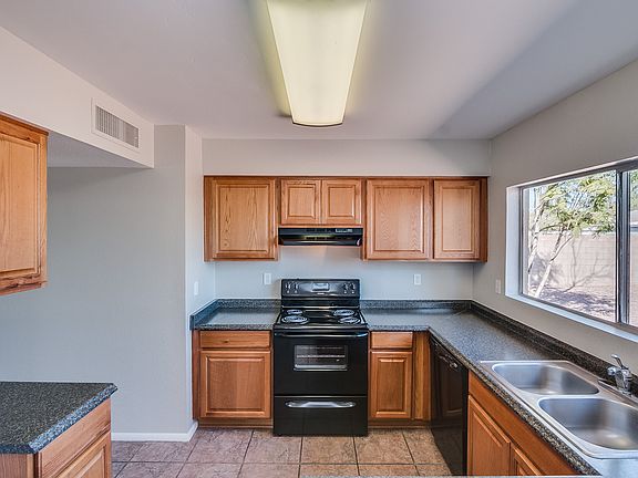 3rd image of 930 W Santa Cruz Dr