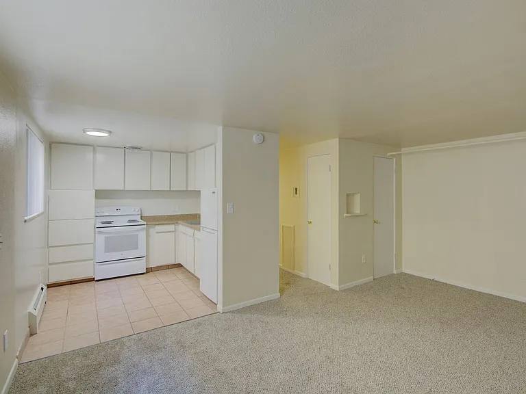 4720 E 8th Ave — Photo 3
