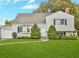 17 Galloway Ln, Valhalla, NY 10595