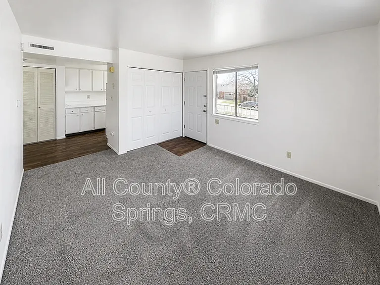 1105 Cree Dr #4 — Photo 3
