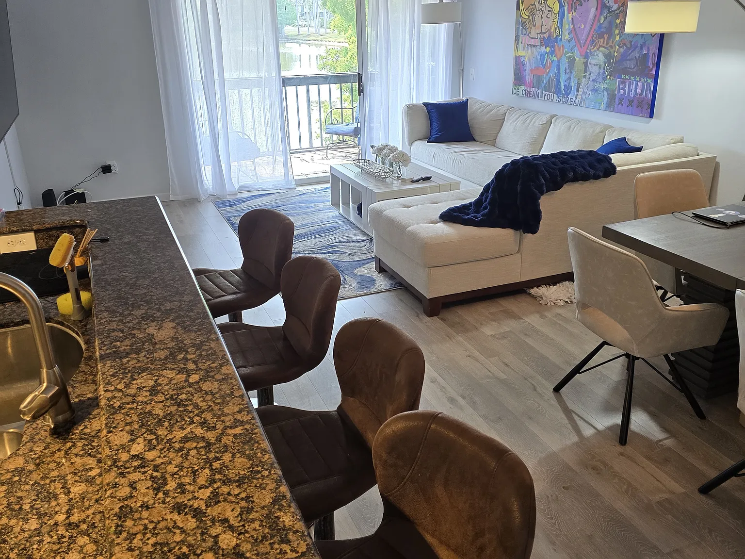 3 bed, 2.5 bath, 1294 sqft, $2,700 — Photo 4