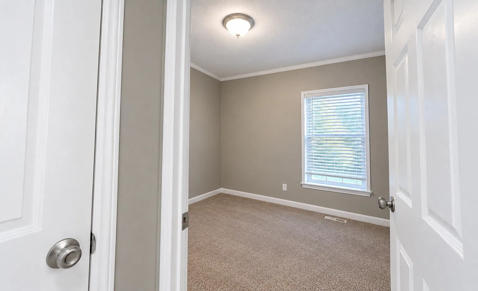5 bed, 3.0 bath, 2544 sqft, $680 — Photo 1