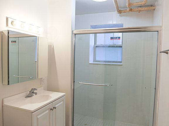 4th image of 5534 N Winthrop Ave #G