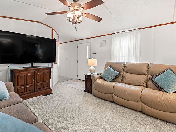 5th image of 916 Periwinkle Pl.