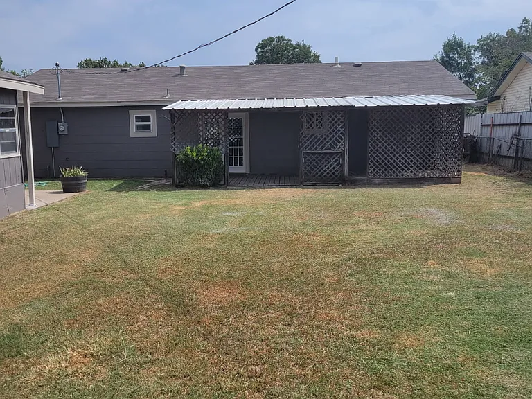 214 Glasgow Dr — Photo 17