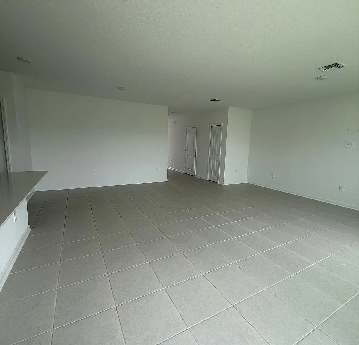 5 bed, 2.5 bath, 2112 sqft, $2,280 — Photo 3