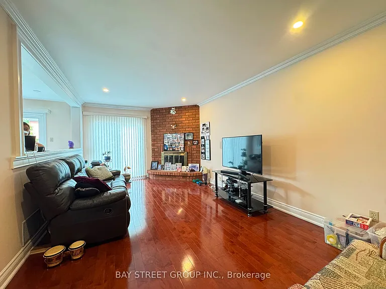 33 Northolt Cres — Photo 17