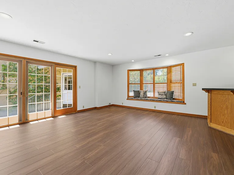 1825 White Oak Dr — Photo 16