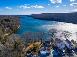 8 Point Comfort, Waterford, CT 06385