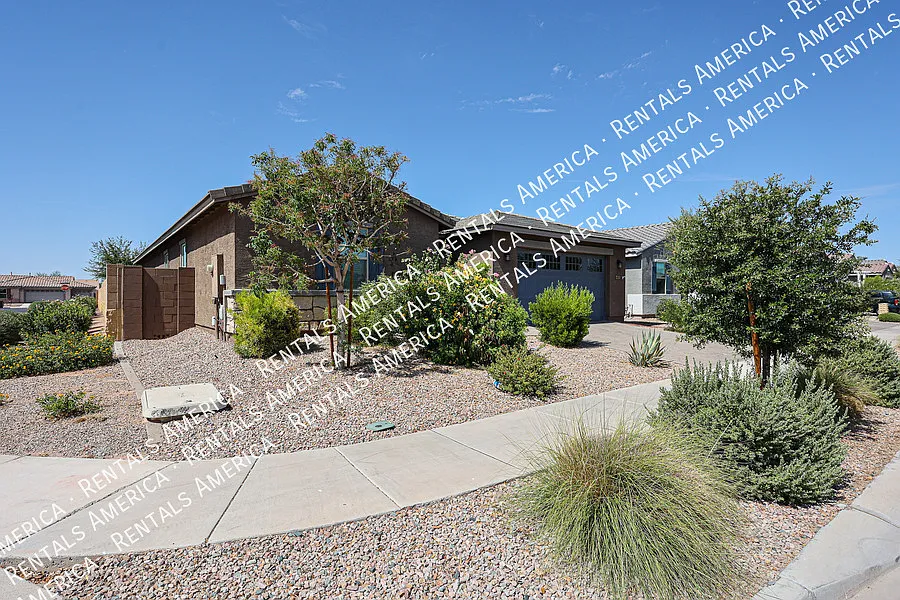 Stunning 5-Bedroom Home Spacious & Upgraded Throughout! — Photo 4