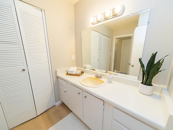 4th image of 415 Skyview Dr APT C