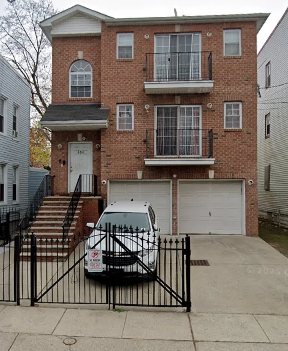 Photo 1 of 3 - 360-362 S 19th St #3 - Newark, NJ Primary Photo - 360-362 S 19th St #3