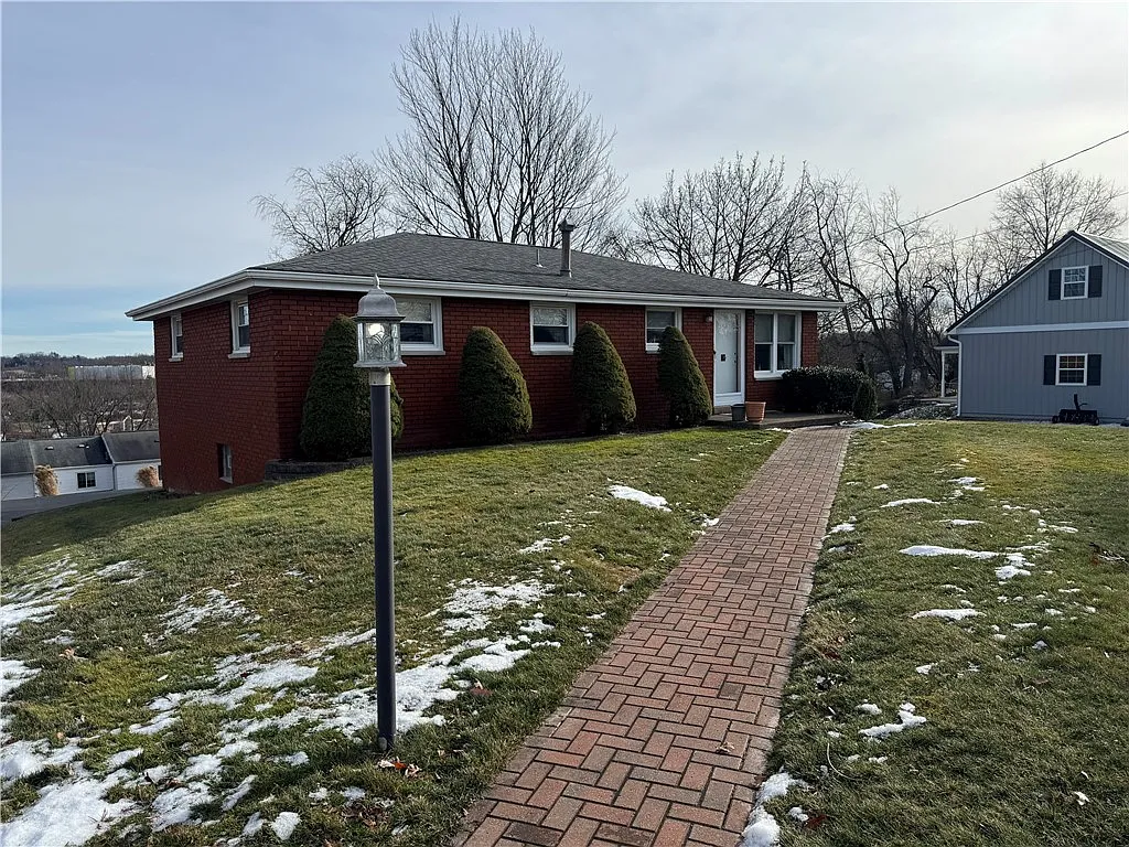 225 Chaucer Dr photo 1