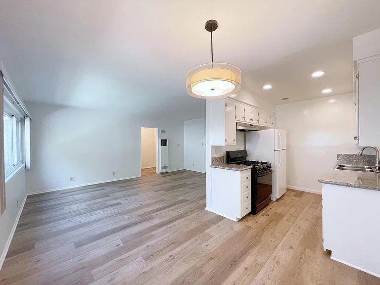 241 S Oakland Ave #7 — Photo 1