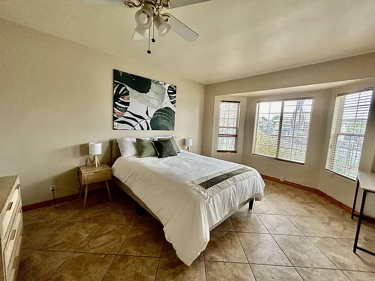 New Queen Bed, Beautiful bay windows, new dresser, nighstands, wardrobe, TV