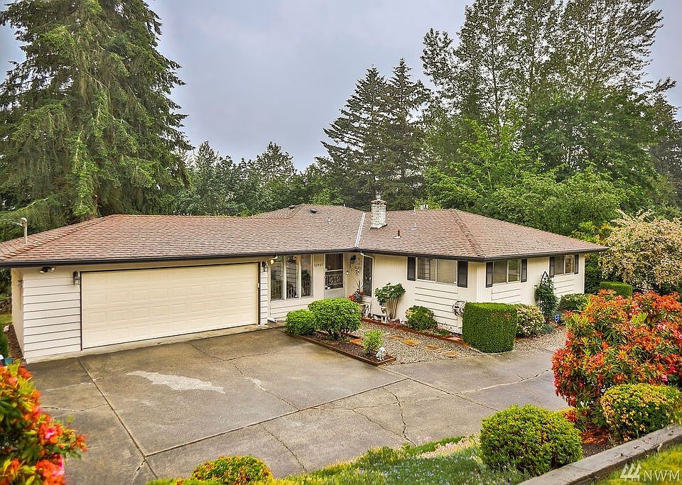 Welcome home to this beautiful Eastridge Manor home !