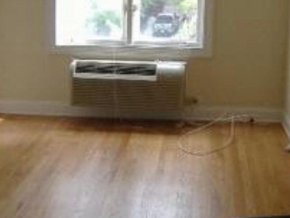 5th image of 28 E Bellevue Pl APT 1C