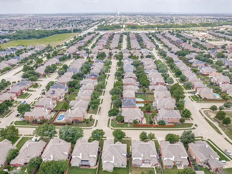 11800 Pondview Ln — Photo 40