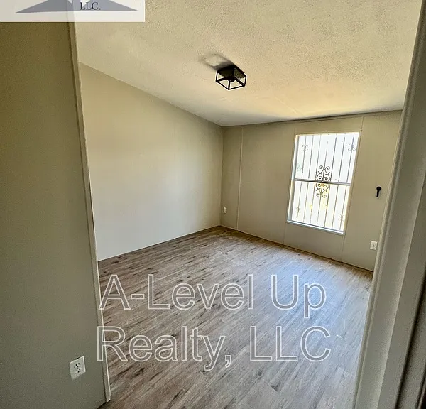 315 W Lee St — Photo 14