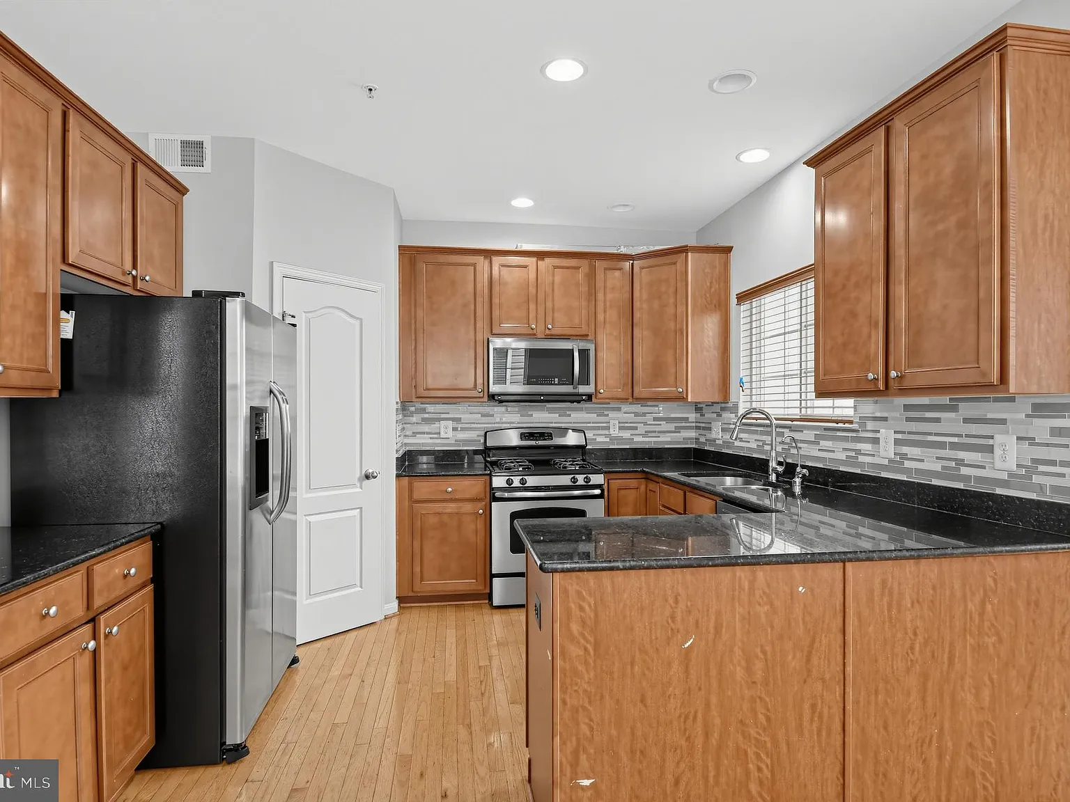 3 bed, 4.0 bath, 2352 sqft, $3,000 — Photo 3