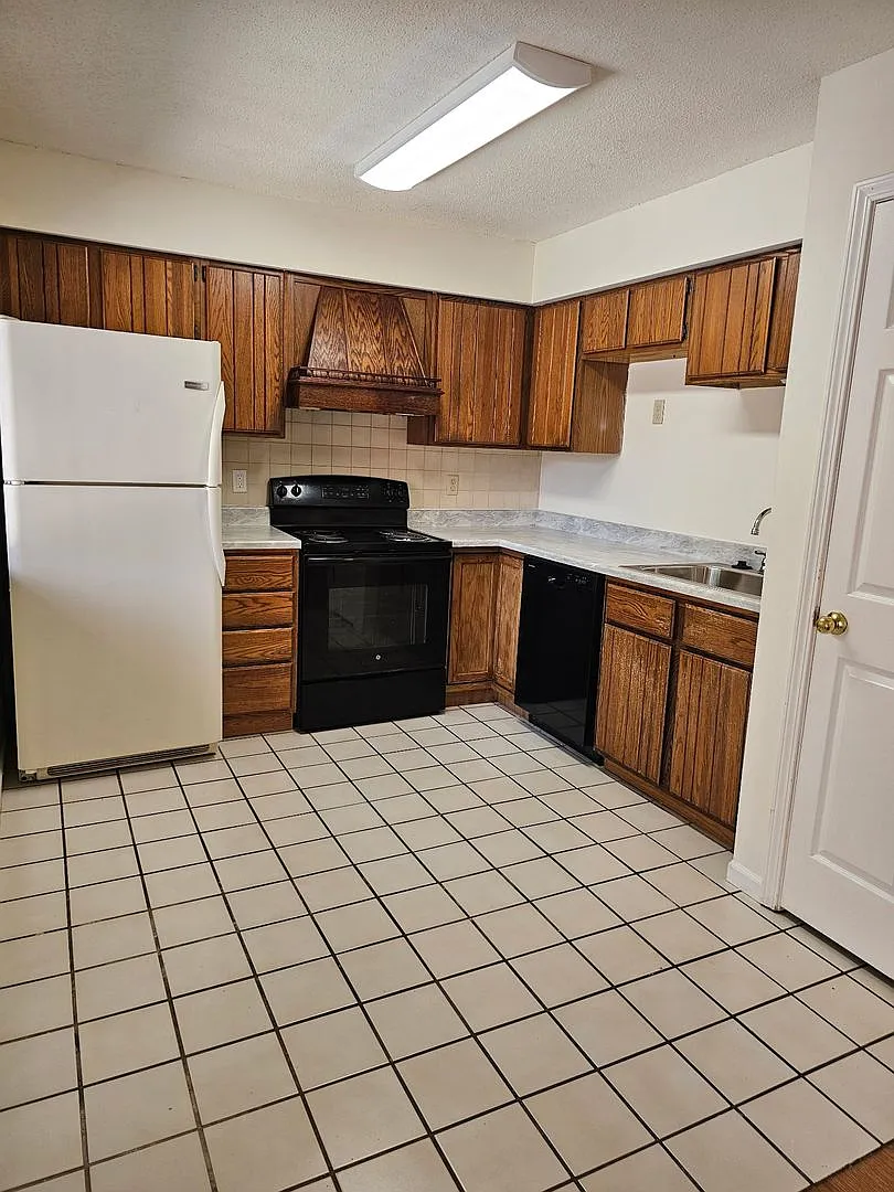 3 Bed/ 2.5 Bath- Village South Condominiums — Photo 3